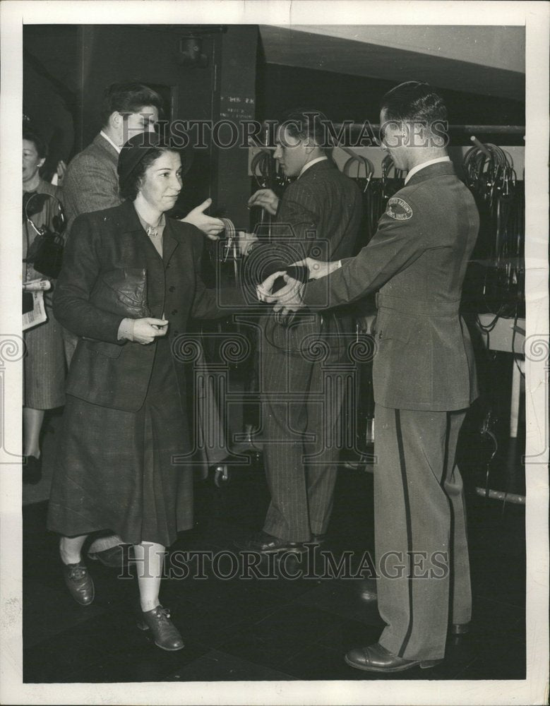 1947 United Nations Policeman With Public - Historic Images