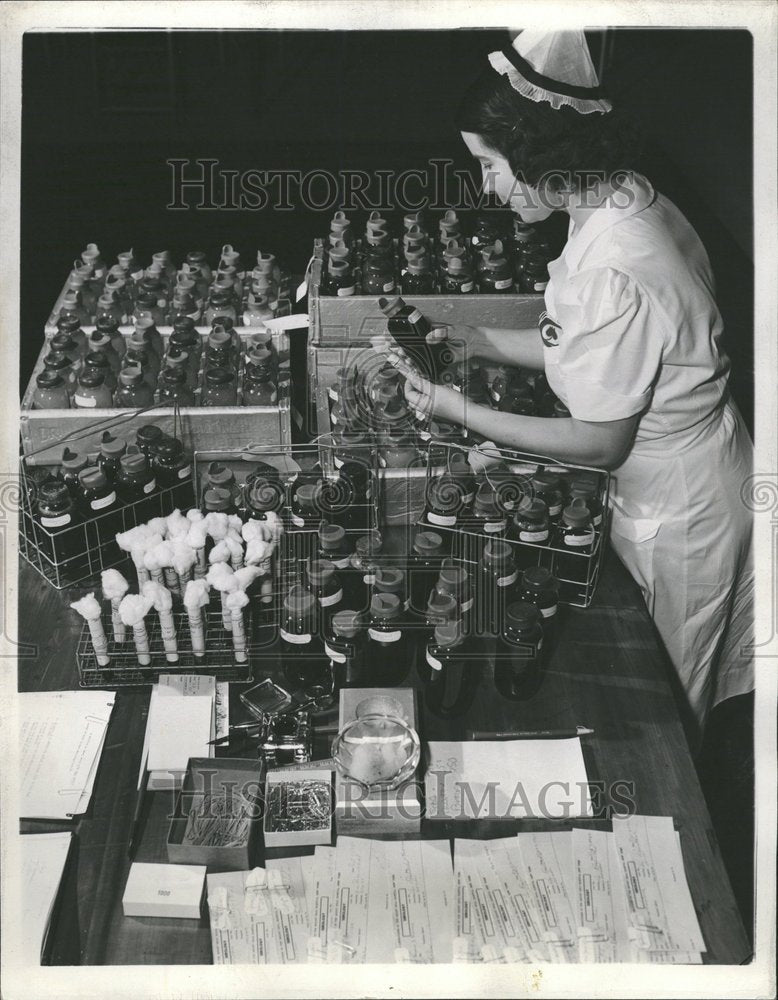 1940 Bottles of Fresh Blood Being Labeled - Historic Images