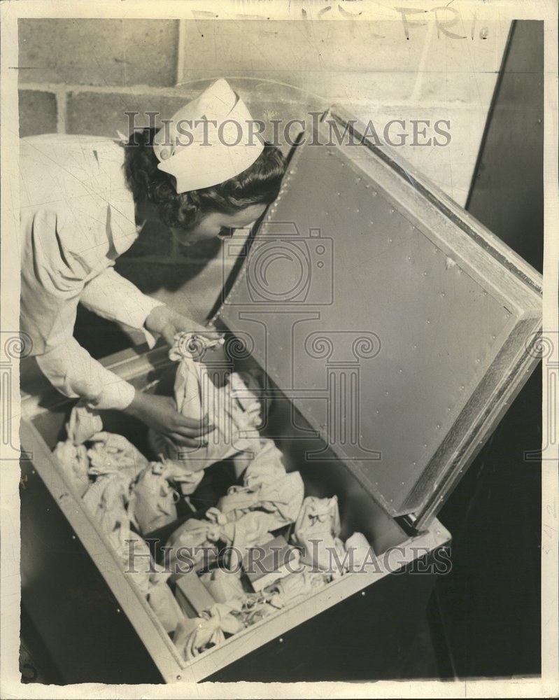 1942 Nurse Packing Blood Shipment Milwaukee - Historic Images