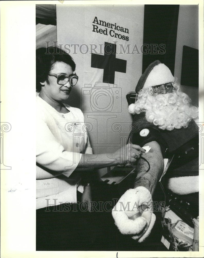 1985 Santa Clause Donating Blook Red Cross - Historic Images