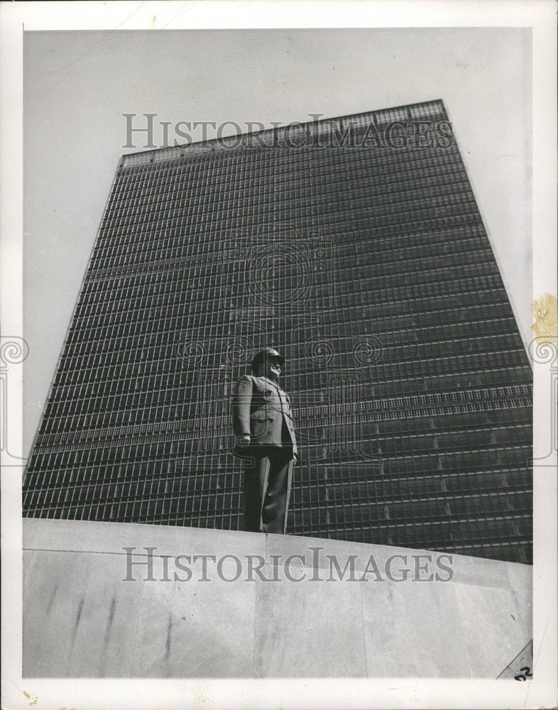 1954 Secretariat Building Guard UN New York - Historic Images