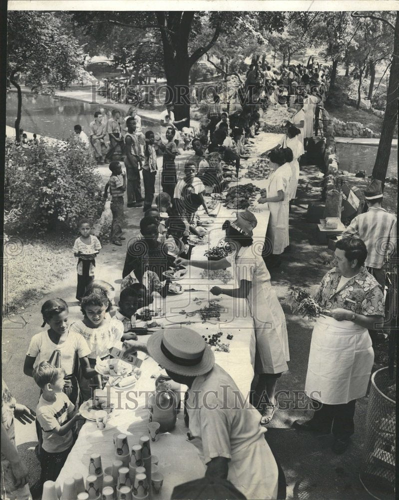 1952 Jefferson Park Chicago, Picnic, Kids - Historic Images