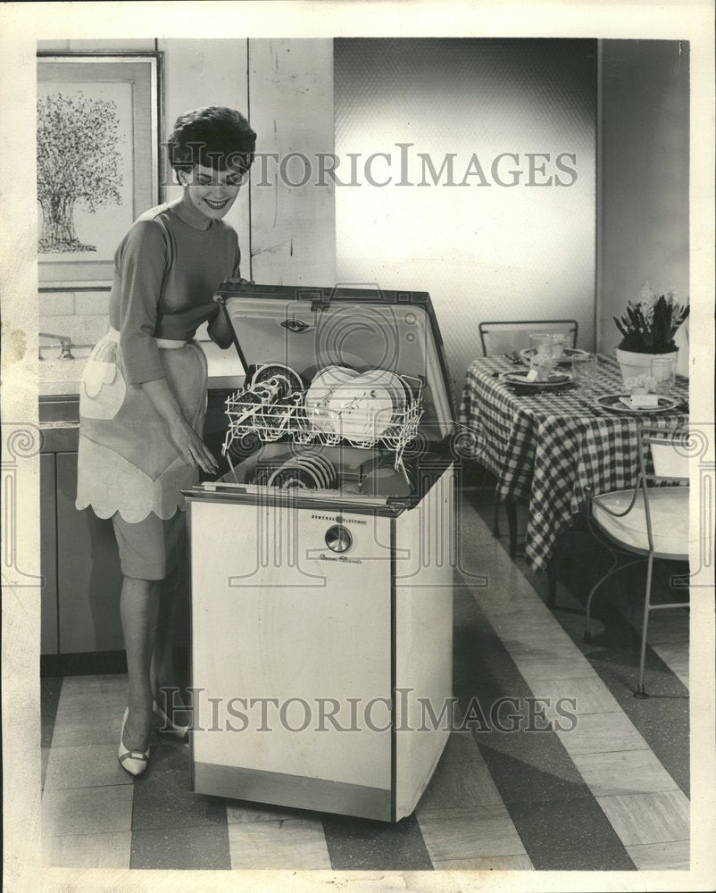 1962 GE Dishwasher - Historic Images