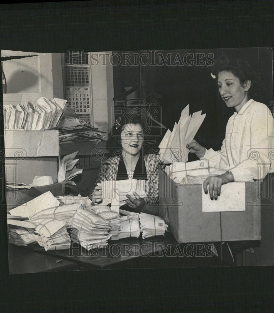 1945 Paying Mail Maree O Rouke Eaton Leftan - Historic Images