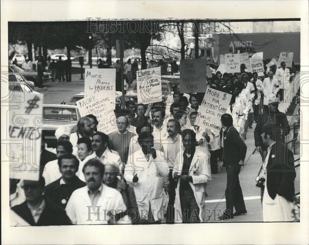 1975 Striking Couty Hospital Doctors Stage - Historic Images