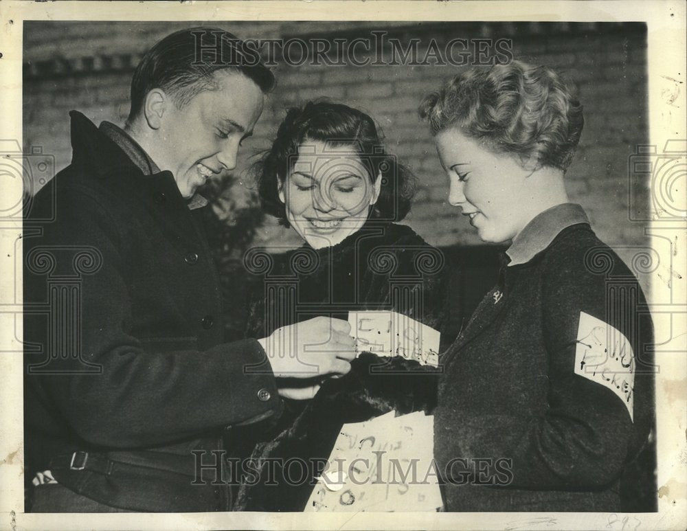 1937 Gregory Orjohnnick helped two women - Historic Images