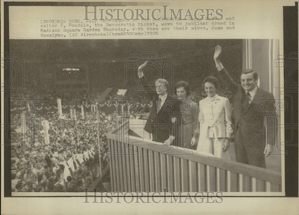 1976 Thanks to  jubilant crowd in Madison S - Historic Images