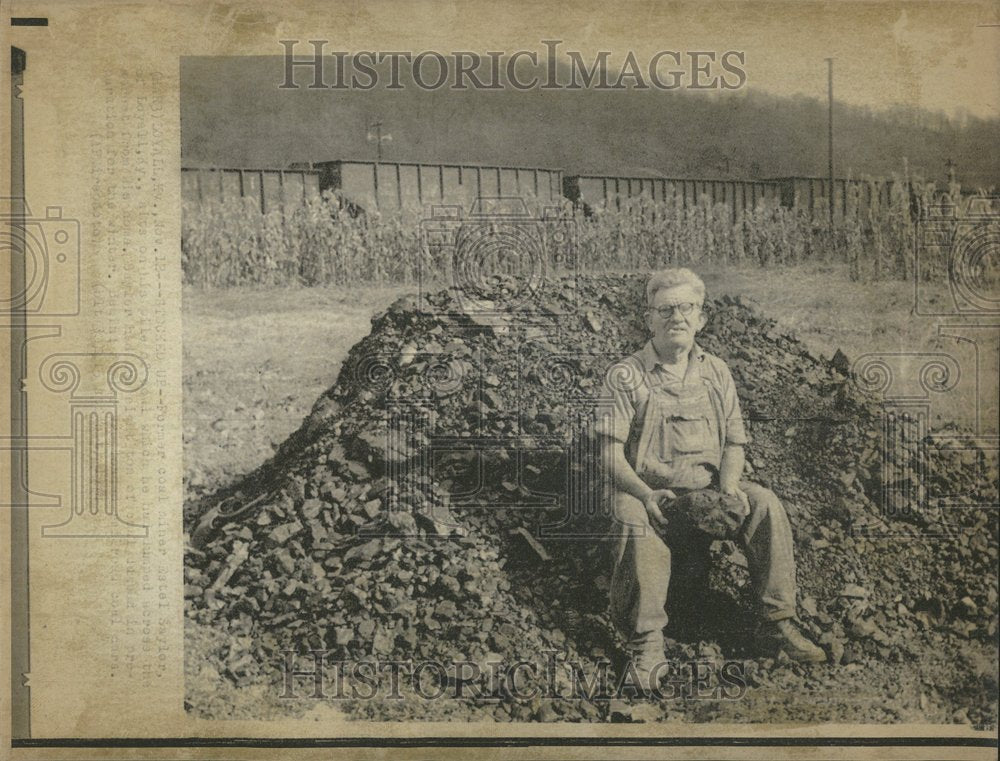 1974 Coal Miner Estel Saylor Coal Rock - Historic Images