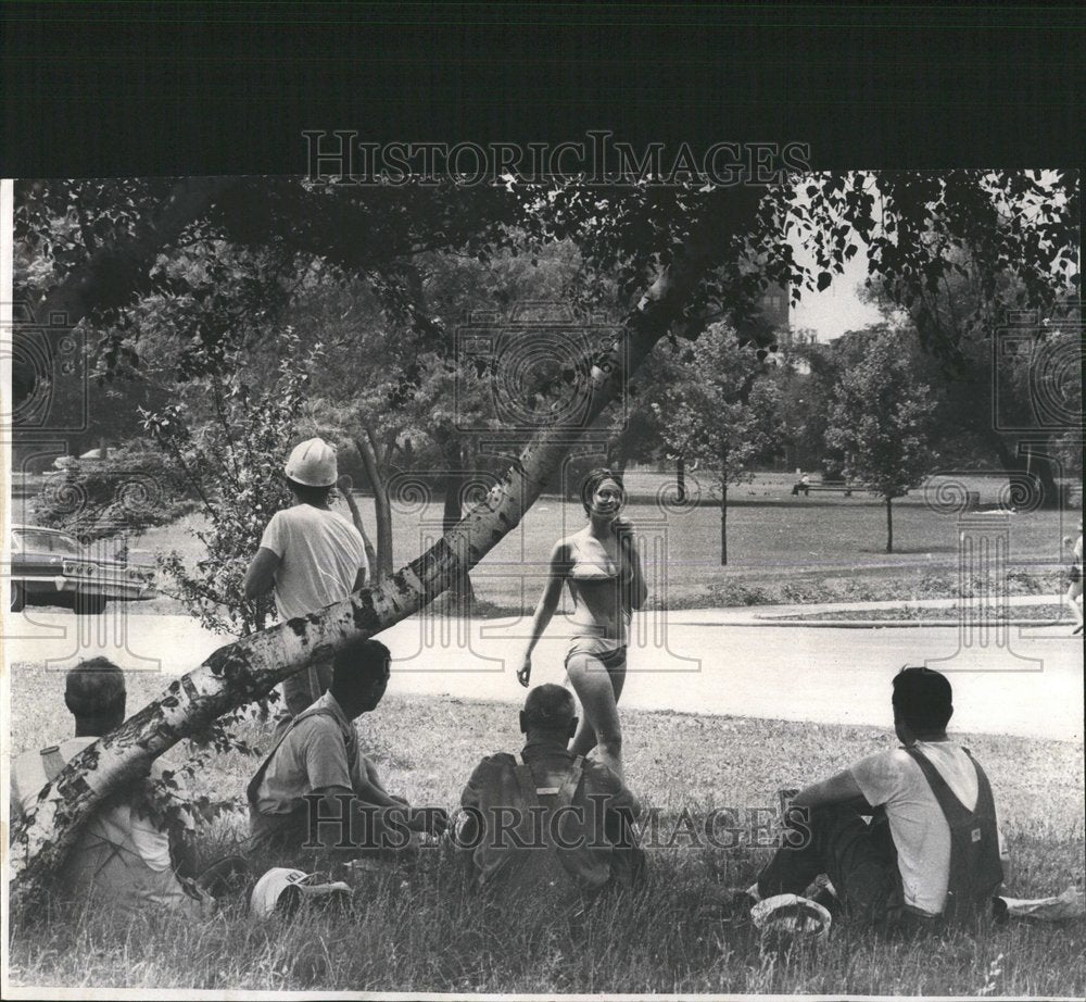 1968 Workmen Lunch Break Sight Lincoln Park - Historic Images