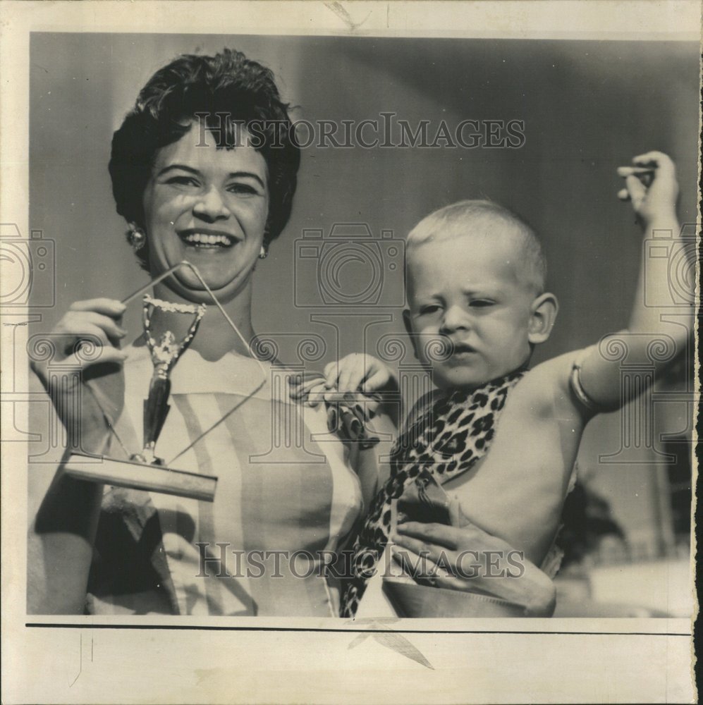 1962 Proud Mom With Baby Pageant Winner - Historic Images