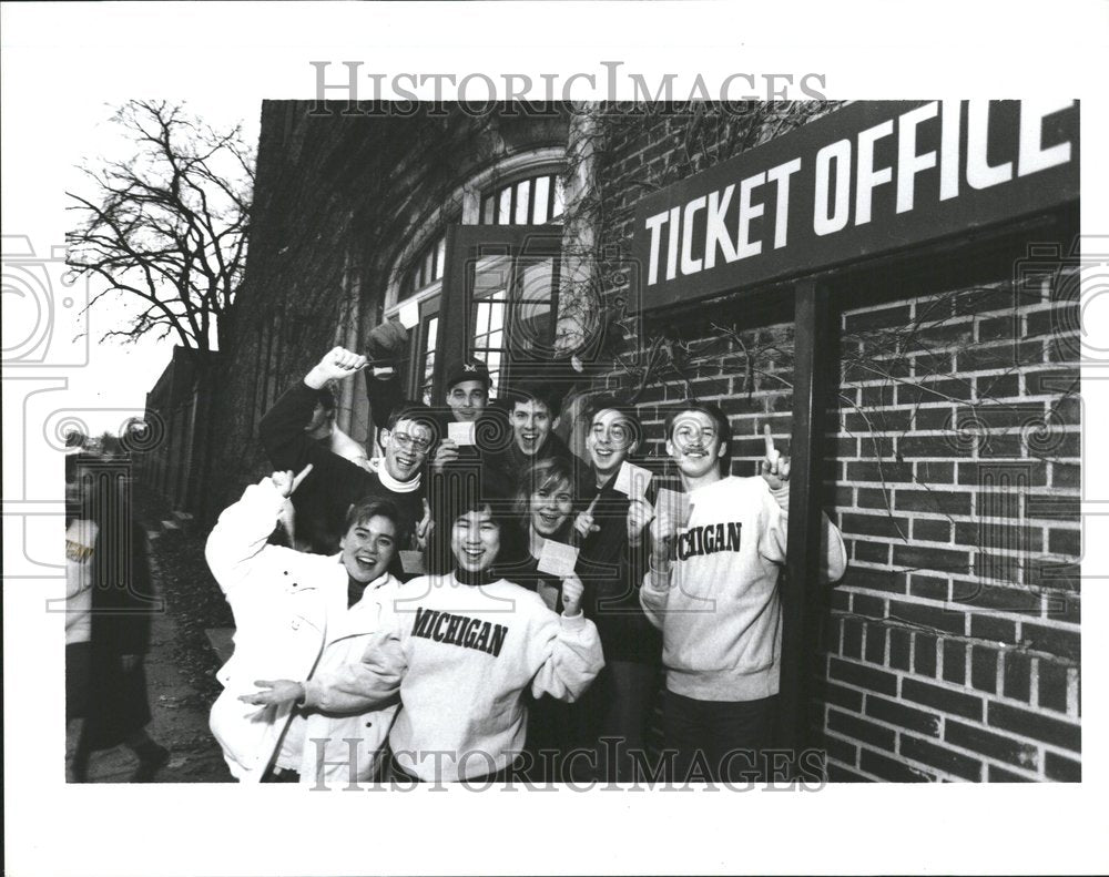1989 Michigan Students Buy Rose Bowl Ticket - Historic Images