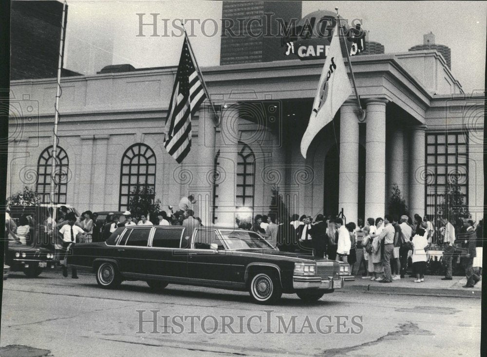 1986 Limosine at the Hard Rock Cafe Opening - Historic Images