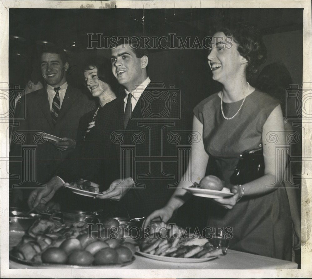 1963 Curt von Kann &amp; Barbara Riebard Eating - Historic Images