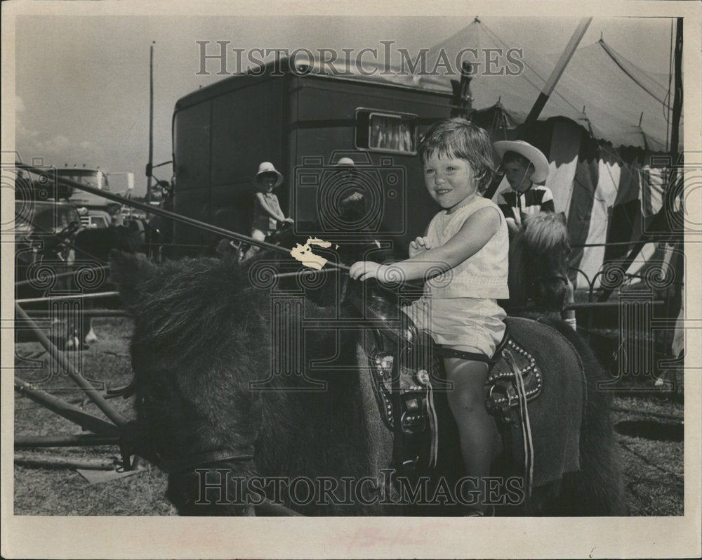 1967 Winter Visitor Ride Pony At Fair Press Photo - Historic Images