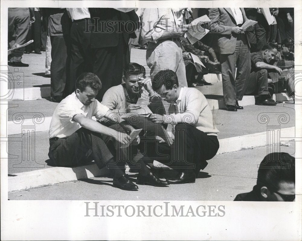 Fans Check Listings Hawthorne Horse Racing - Historic Images