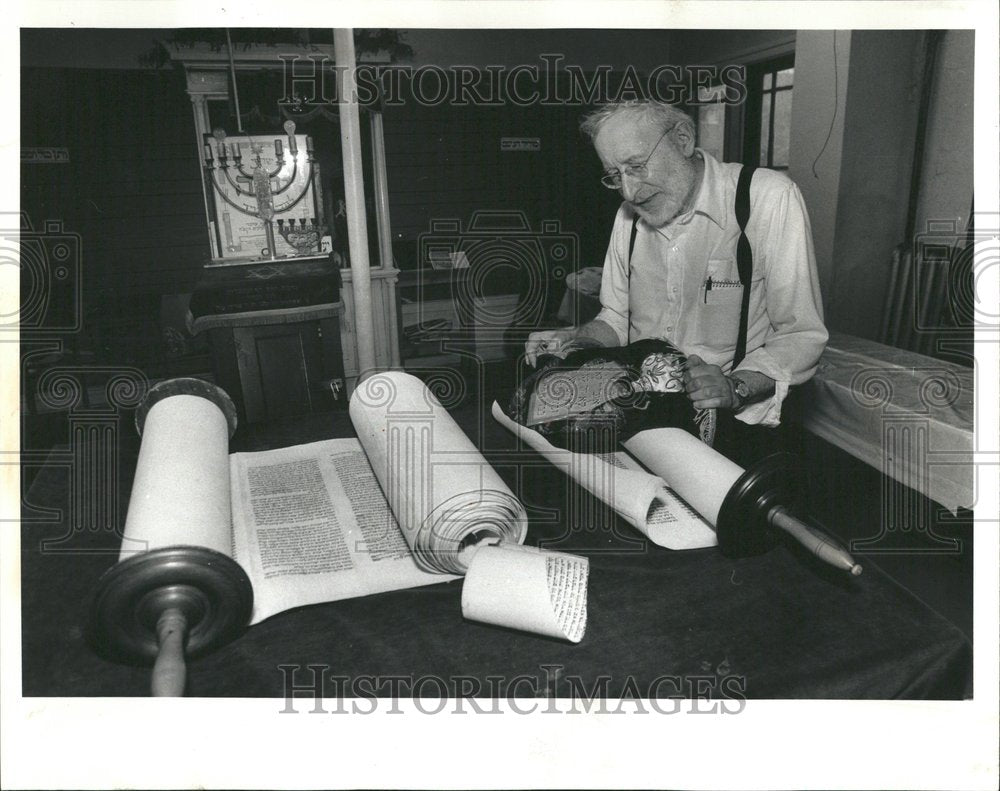 1991 Rabbi Goldberg Torah Nusach Synagogue - Historic Images