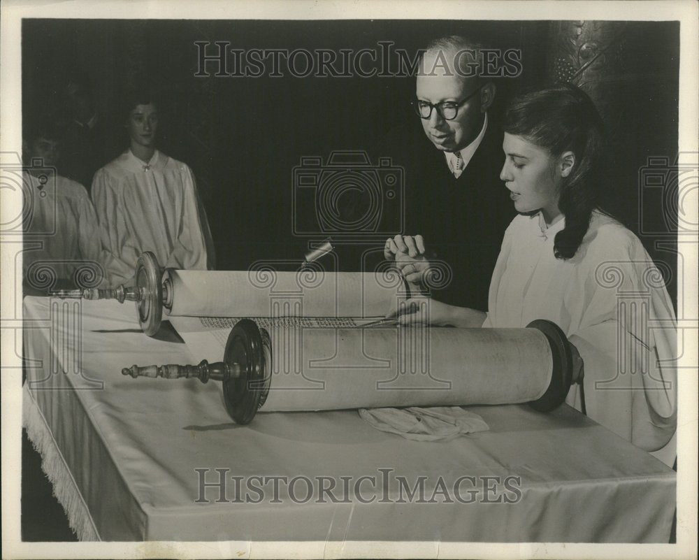 1957 Dr Bernard Bamberger Ann Leyens Torah - Historic Images