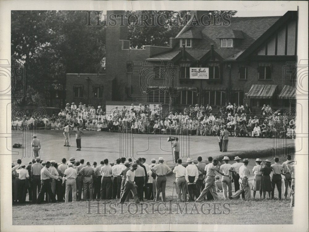 1943 Sam Byrd Putt Beverly Club Golf Course - Historic Images