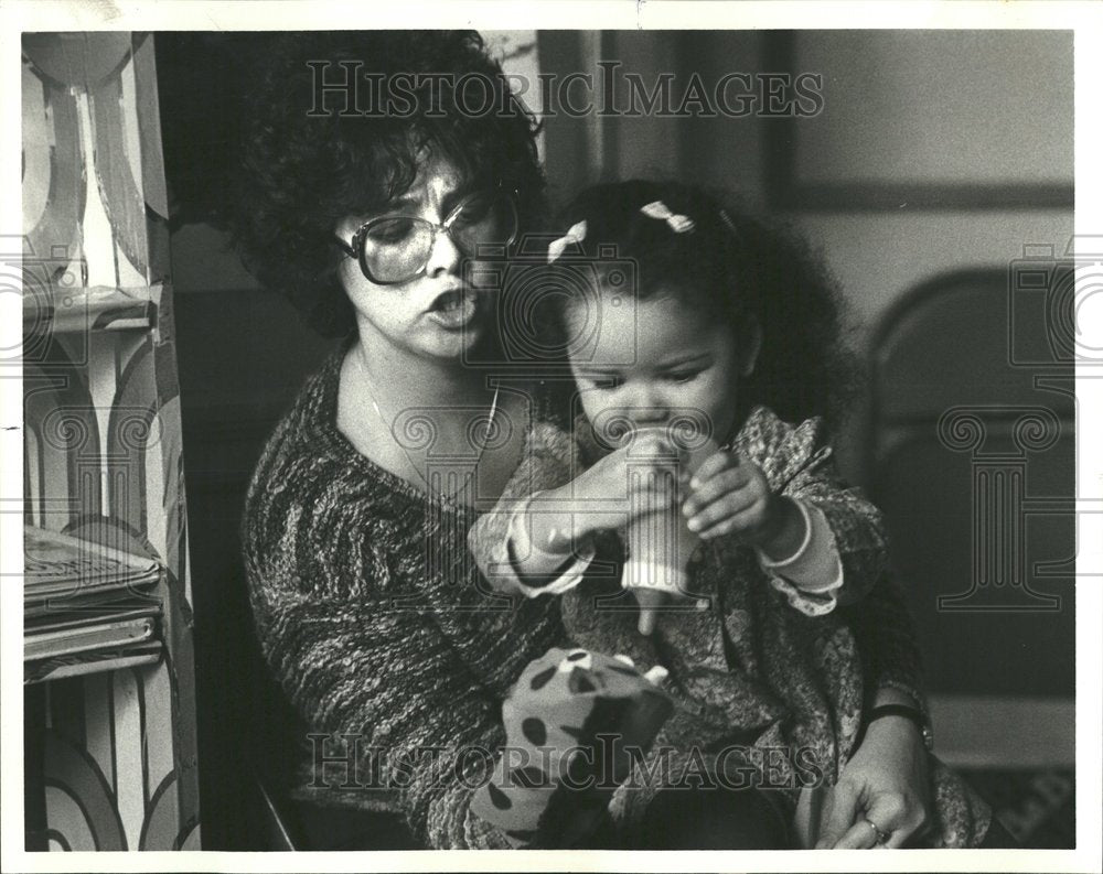 1981 Judy Garson Social Worker Chid - Historic Images