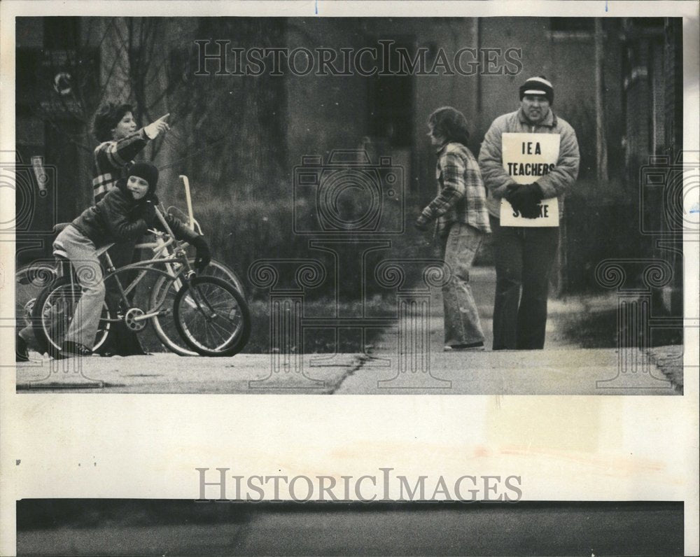 1976 Rudy Jonota Picket Line Piper School - Historic Images