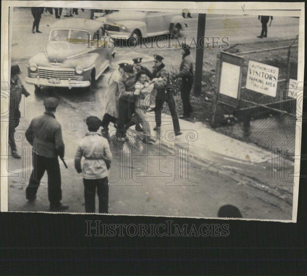 1949 Sheriff deputies seize female striker - Historic Images