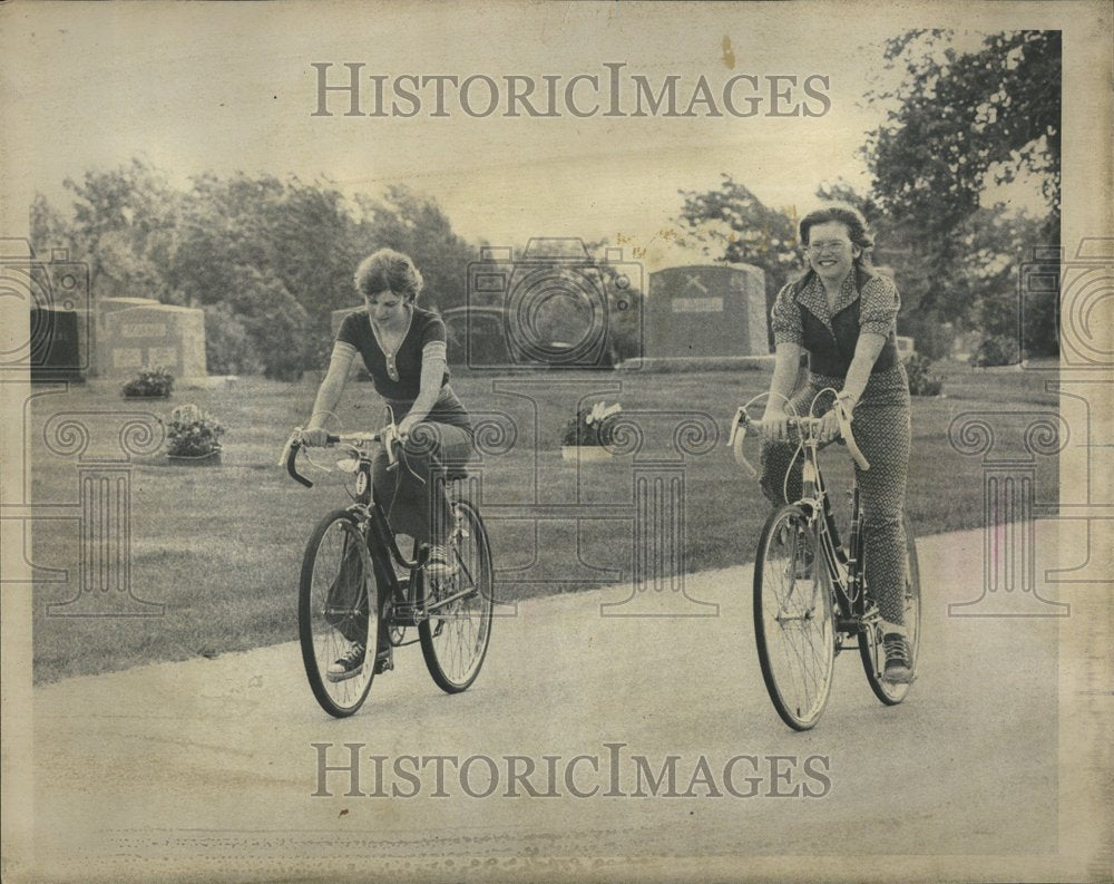 1975 Queen Heaven Cemetery Roosevelt Rd - Historic Images