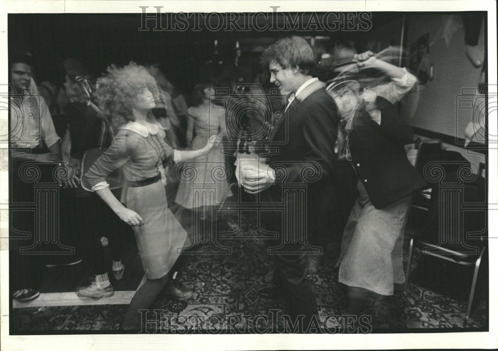 1981 Couple Swing up an Alpha Phi party - Historic Images