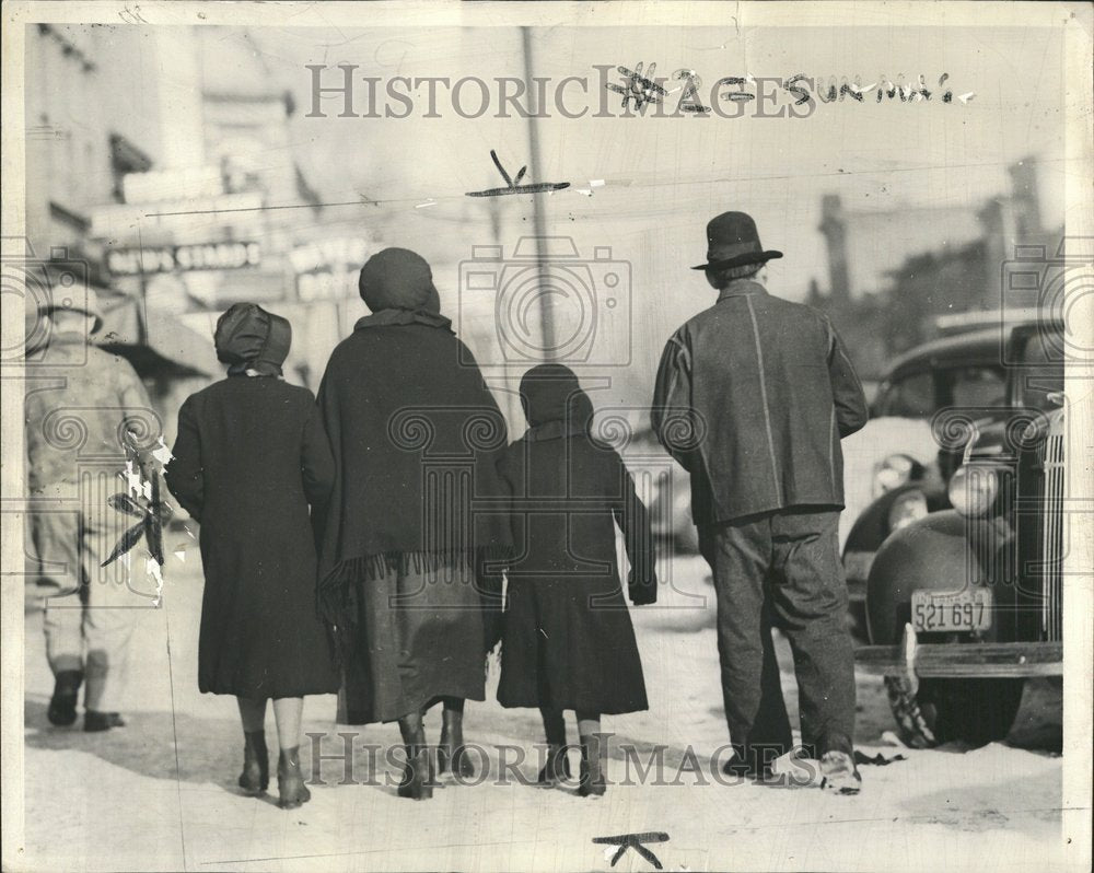 1940 Amish family comes to town. - Historic Images
