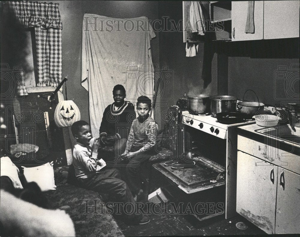 1972 Family Lives In Kitchen To Stay Warm - Historic Images