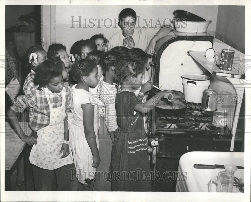 1952 Loowana Girls Club Learning Cooking - Historic Images