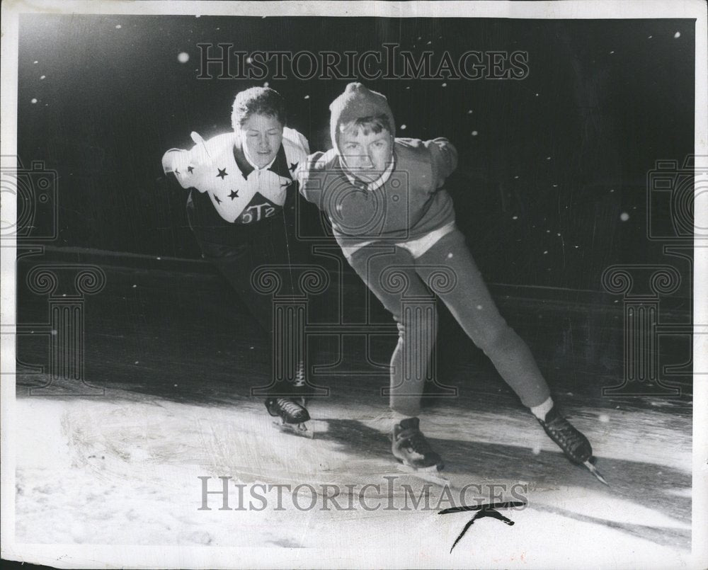 1958 Speed Skaters Racing Omelenchuk - Historic Images