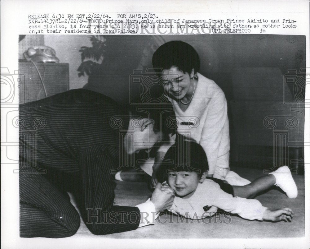 1964 Prince Akihito/ Naru arm wrestling - Historic Images