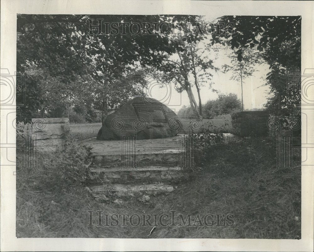 Boulder Plaque Marks Des Plaines Portage - Historic Images