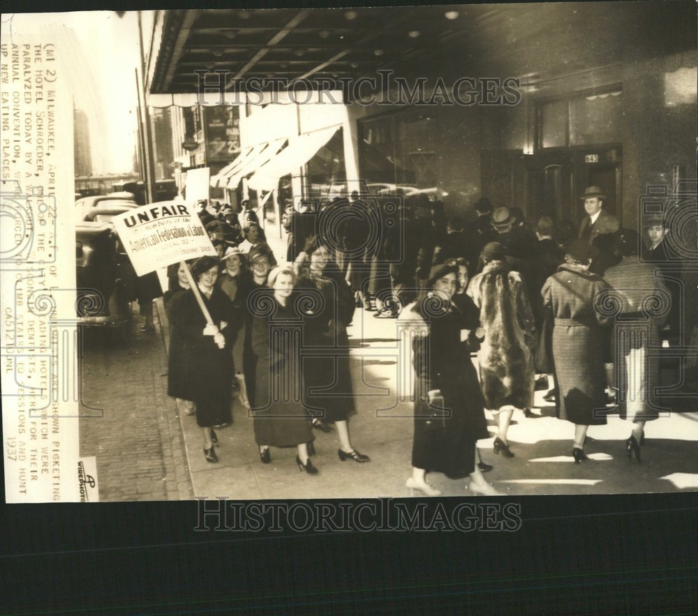 1937 Pickets Hotel Schroeder Convention - Historic Images