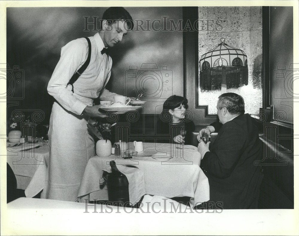 1984 Gordons Restaurant Dinners Waiter - Historic Images