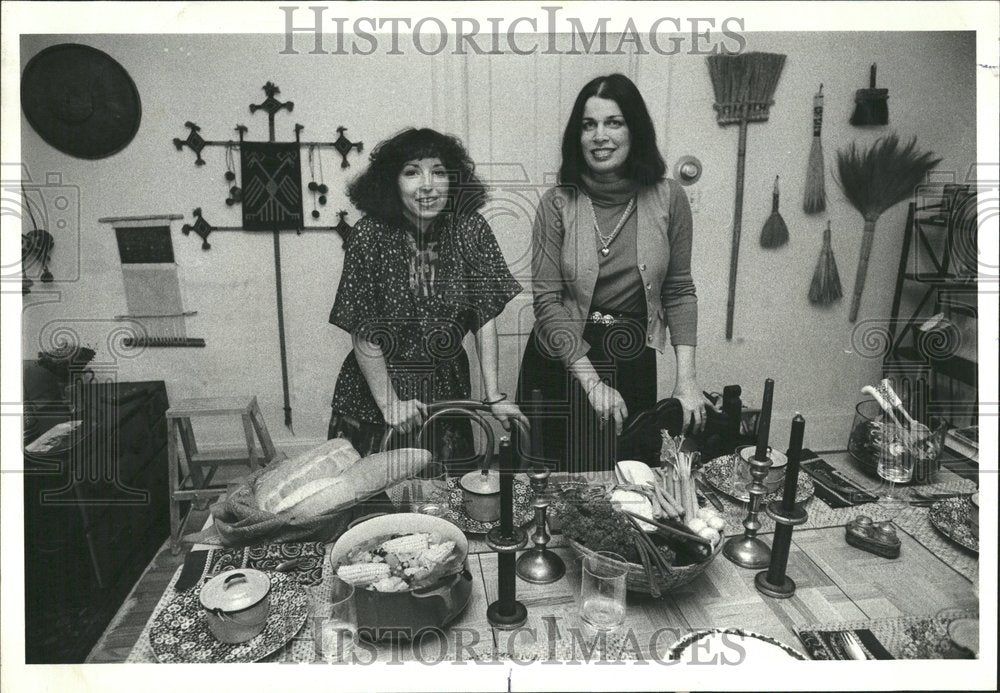 1978 Jill Rohde Nancy Grosse Meal Cold Nigh - Historic Images