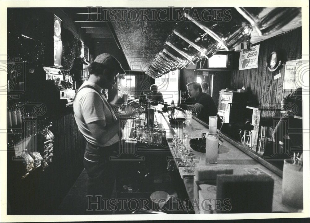 1981 Blockheads Pub Patrons Warm Monday - Historic Images