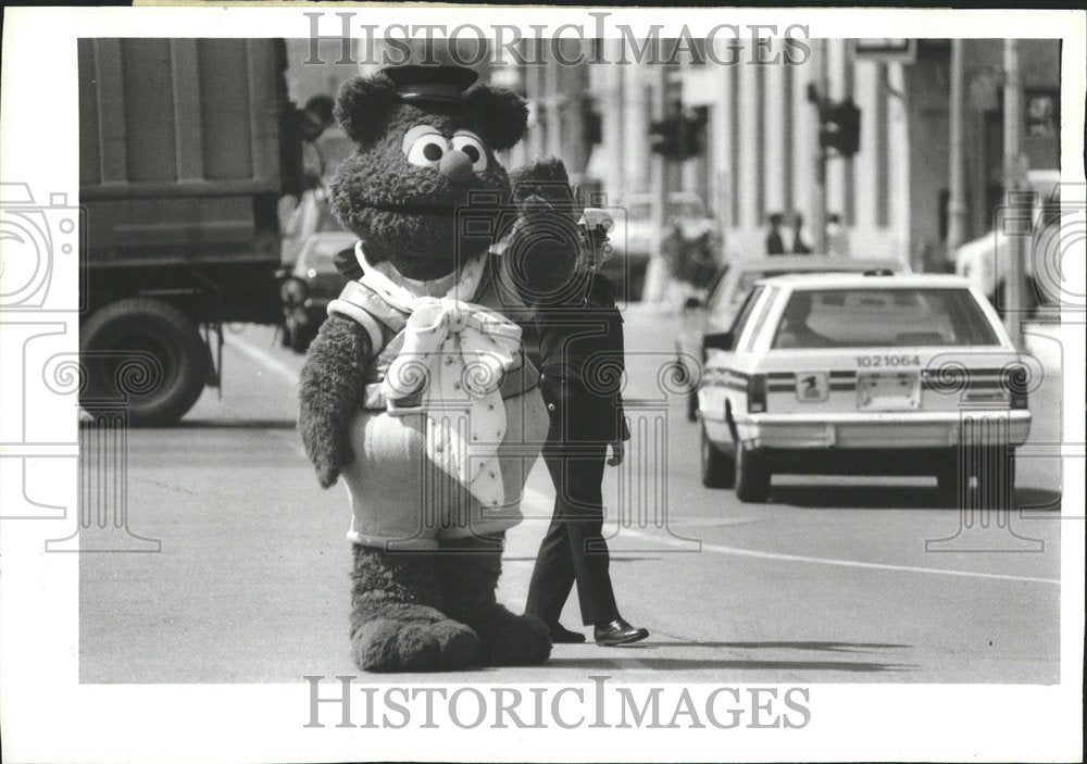 1983 Fozzie Bear Directs Traffic Rene Watt - Historic Images