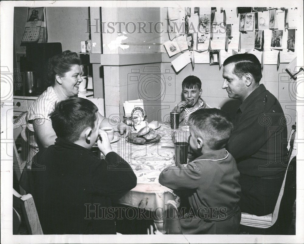 1953 Ronnie Thompson Kidnap Case Family - Historic Images