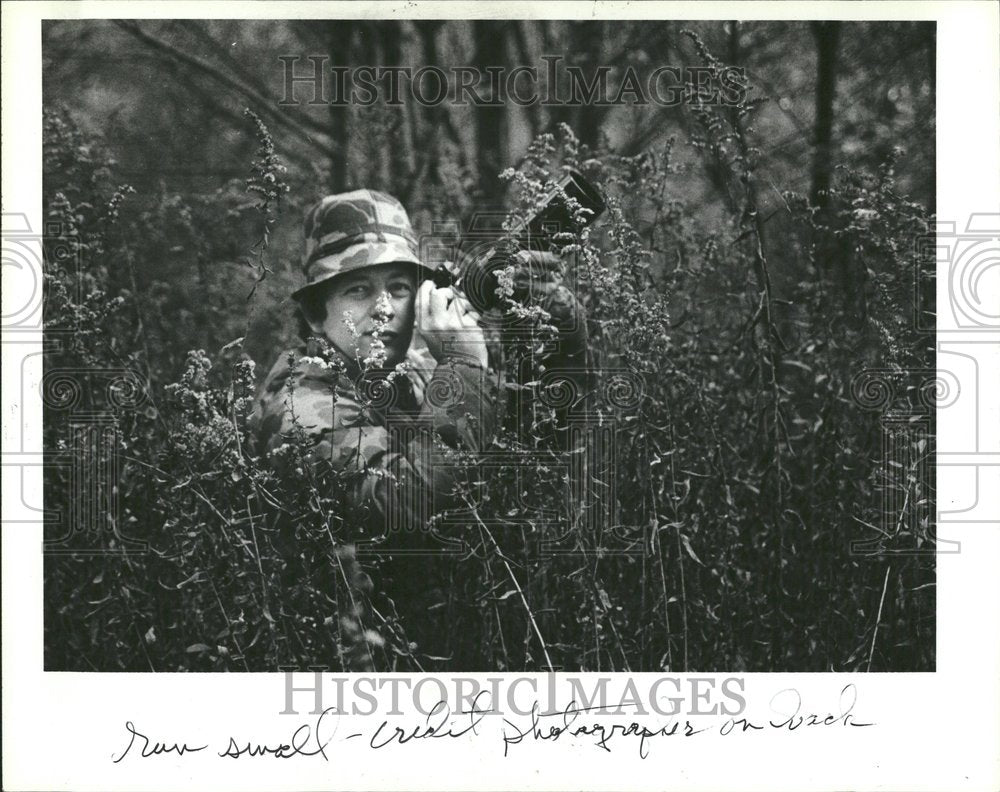 1980 News Photographer Hides in Bushes - Historic Images