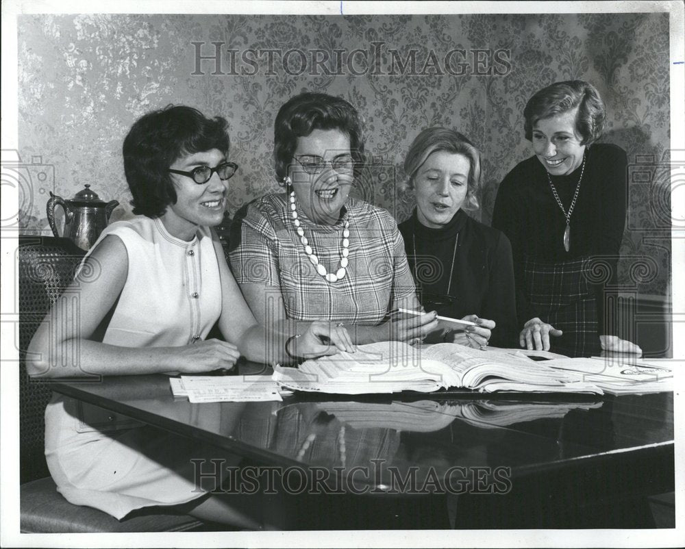 1972 Womens Investment Club Detroit - Historic Images