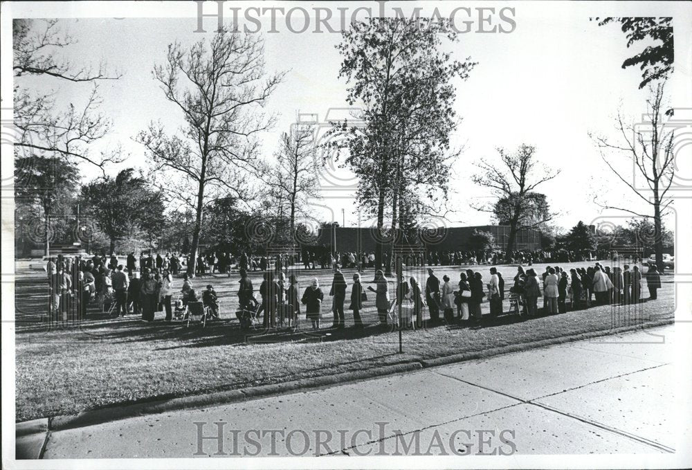 1973 Oak Park People Registering Metho - Historic Images