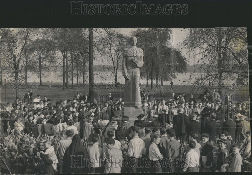 1947 Fr. Gabriel Richard statue - Historic Images