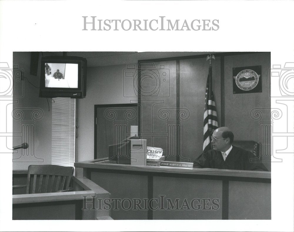 1992 Judge Shapiro Sits At Courtroom Bench - Historic Images