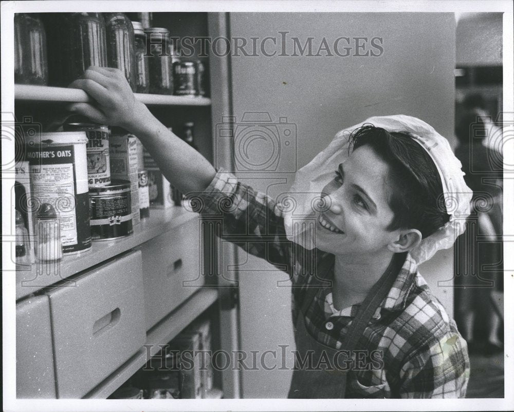 1958 Larry Ransom Preparing Pizza - Historic Images