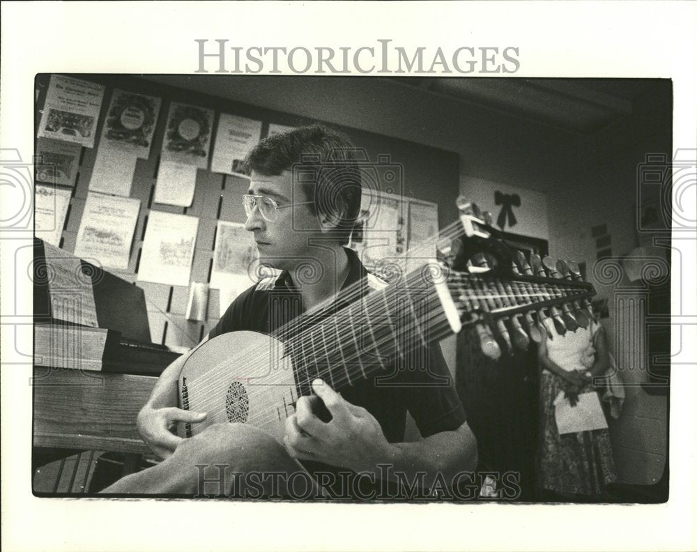 1980 Lute - Historic Images