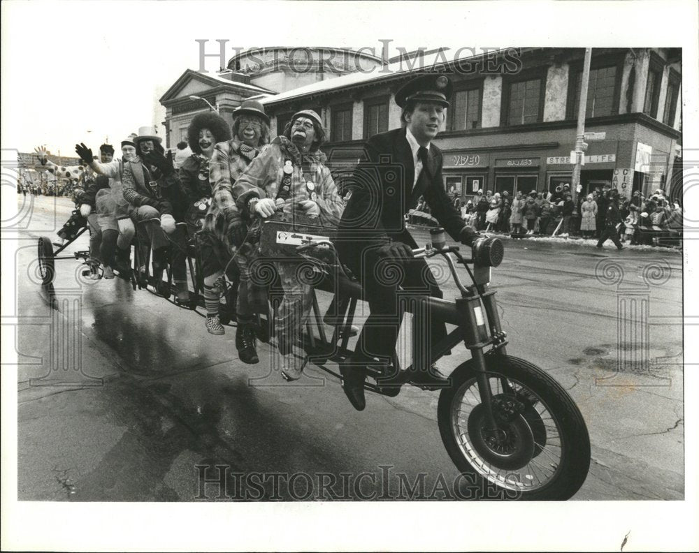 1985 Thank Giving Day Parade - Historic Images