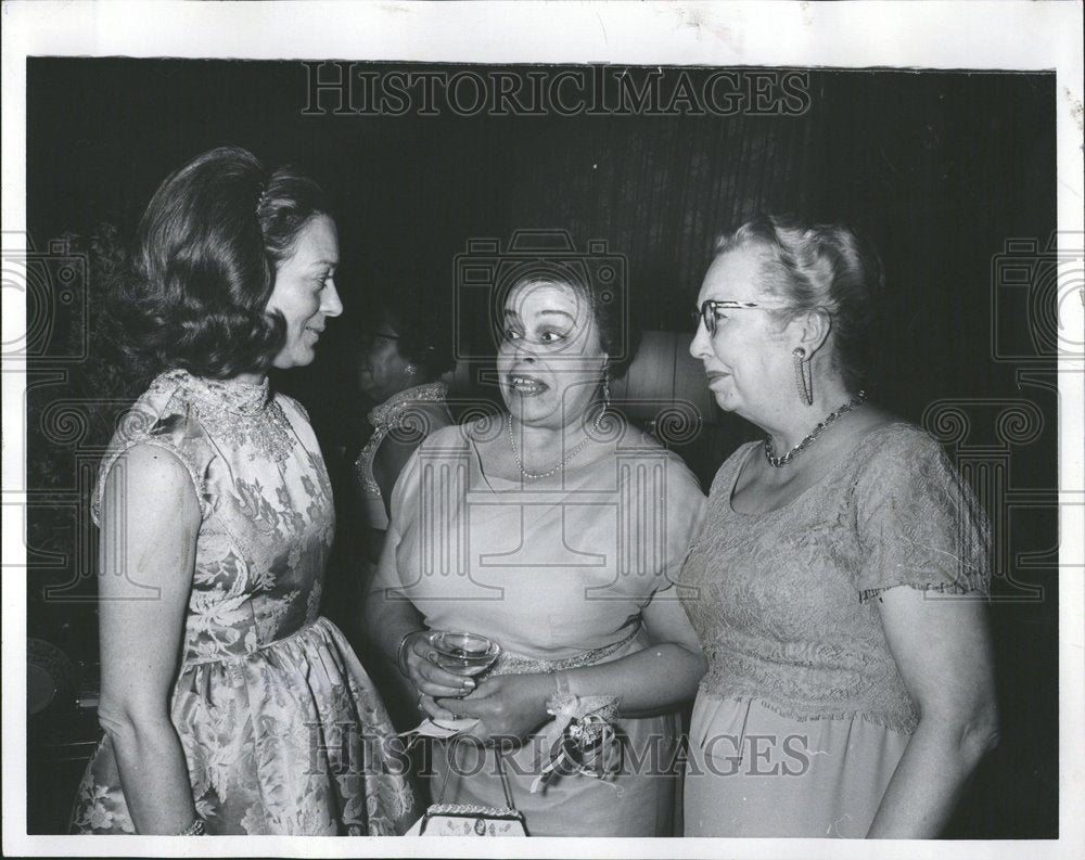 1970 Three Women Talking Alfred Margaret - Historic Images