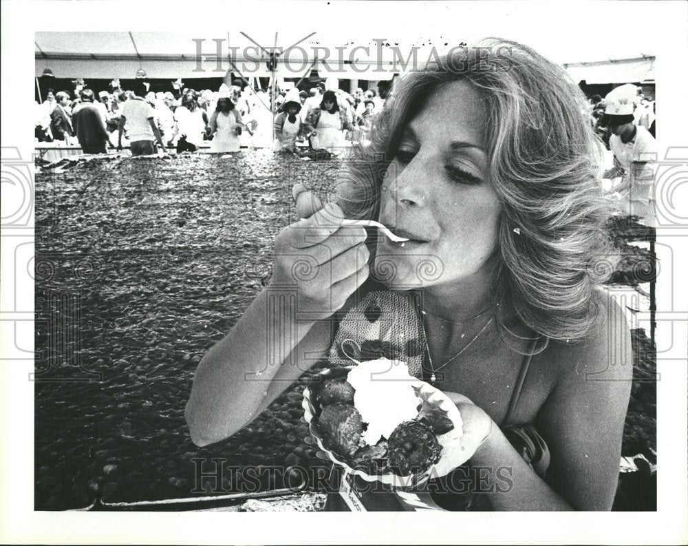 1980 Sue Gadoua Tastes Strawberry Pie - Historic Images