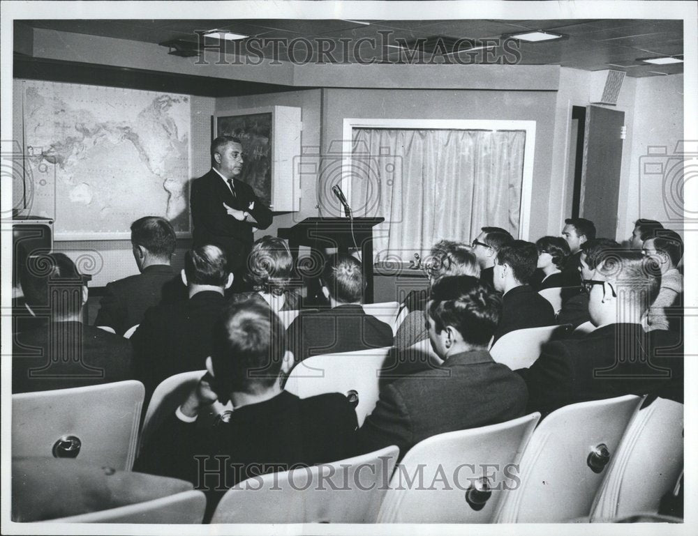 1962 Officer discuss procedures w/new ofc. - Historic Images